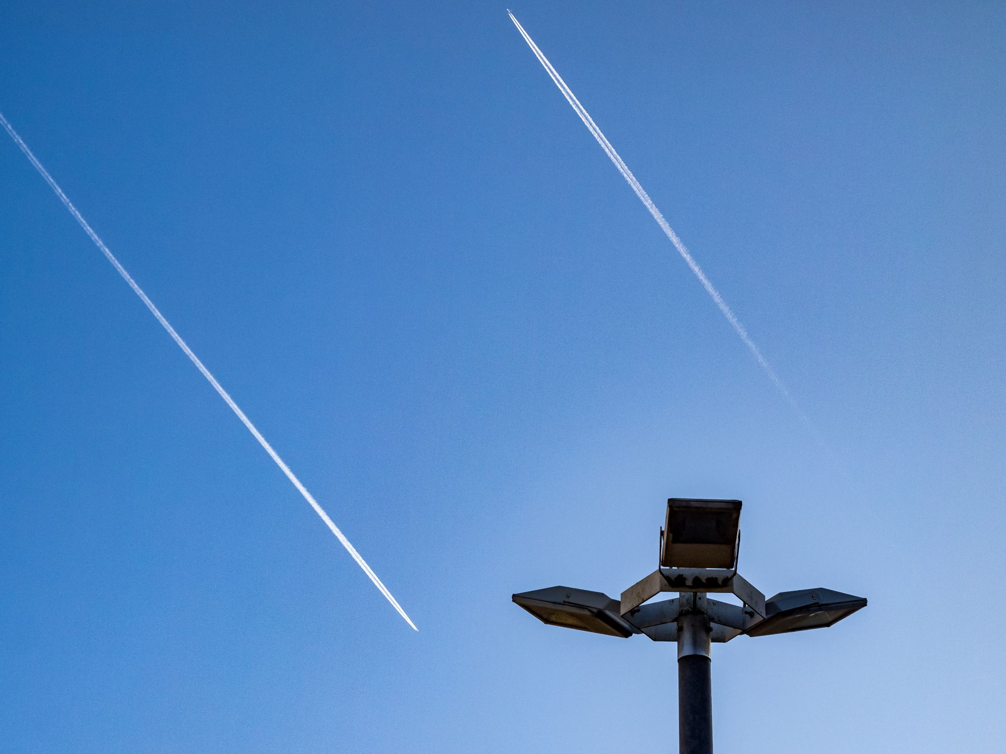 Fliegertreff vor Straßenlaterne