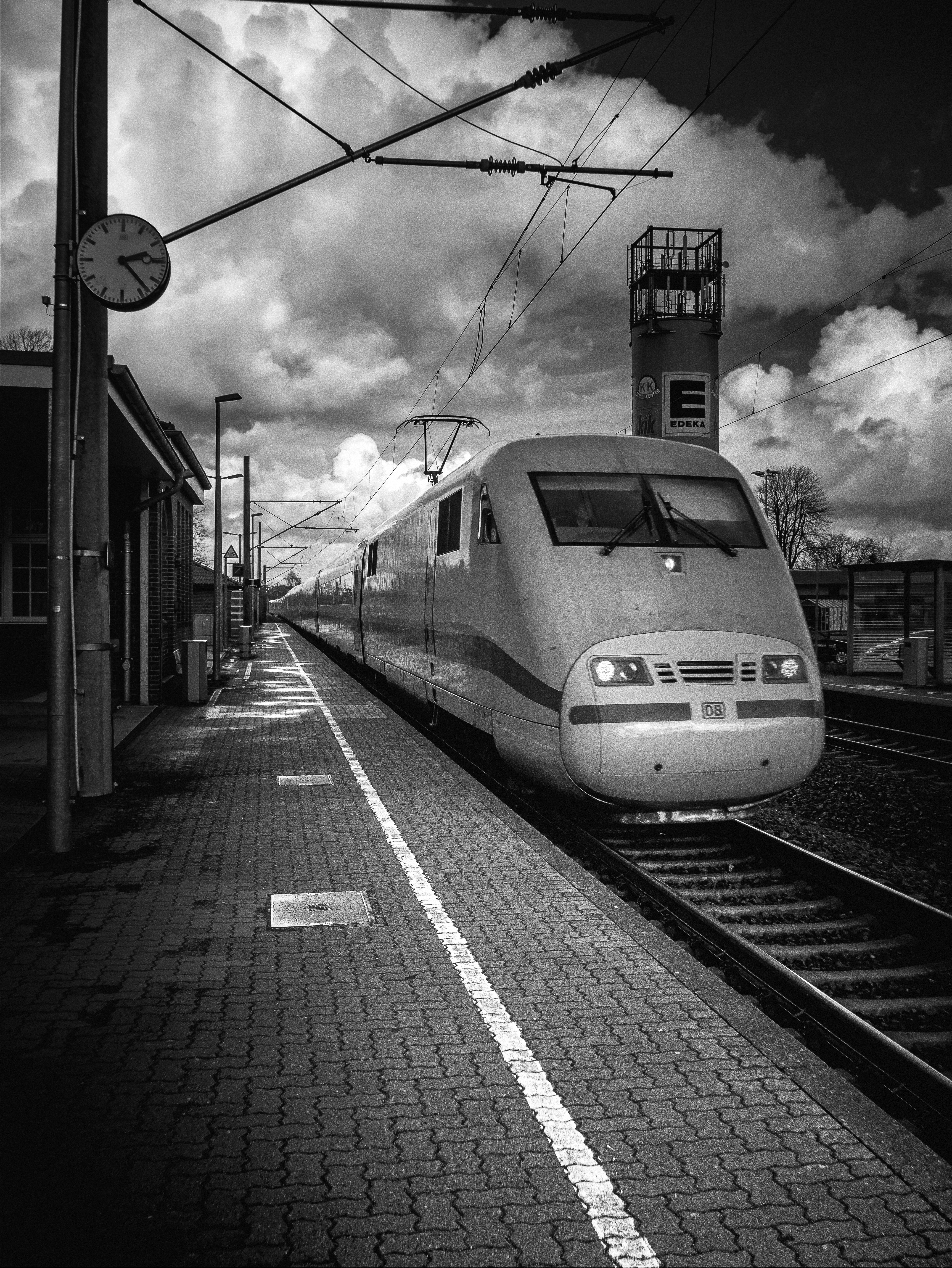 ICE rast durch den Bahnhof Bordesholm