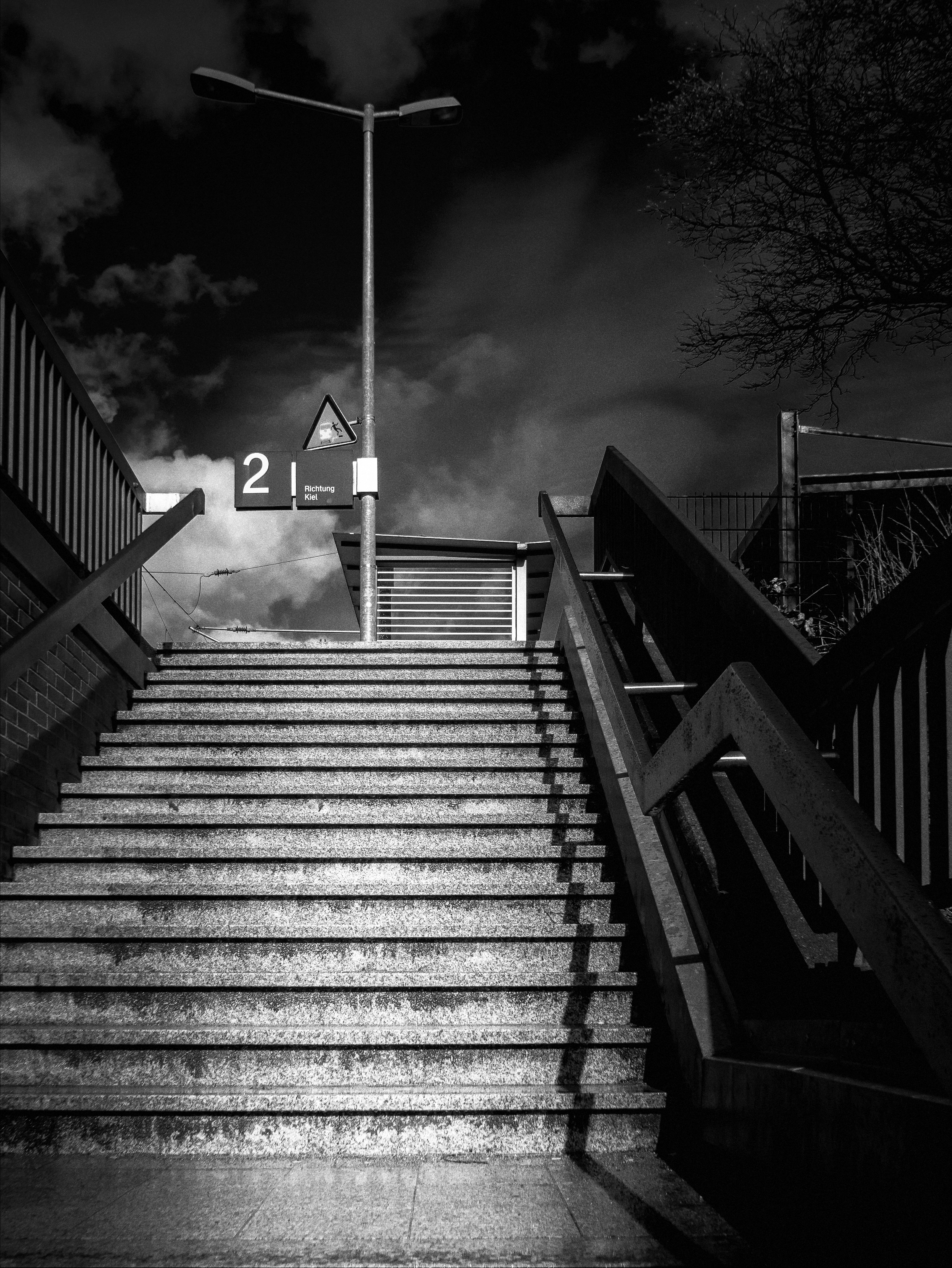 Treppenaufstieg zum Bahnsteig in Bordesholm